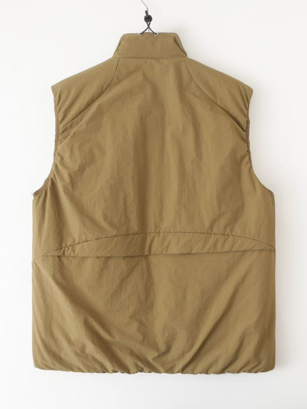 Zimska unisex puffer vesta s stojećim ovratnikom, slobodan kroj, vanjski materijal poliester, punilo poliester, podstava poliester, srednja duljina, bočni džepovi