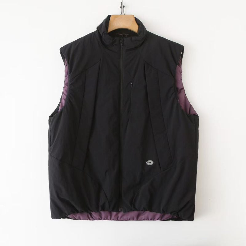 Zimska unisex puffer vesta s stojećim ovratnikom, slobodan kroj, vanjski materijal poliester, punilo poliester, podstava poliester, srednja duljina, bočni džepovi