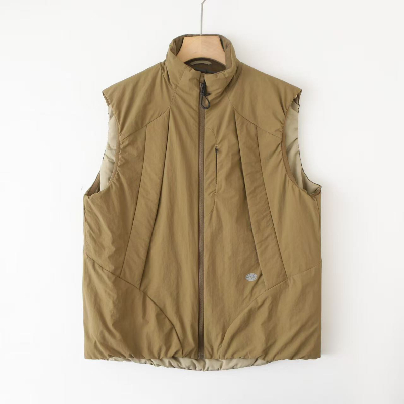 Zimska unisex puffer vesta s stojećim ovratnikom, slobodan kroj, vanjski materijal poliester, punilo poliester, podstava poliester, srednja duljina, bočni džepovi