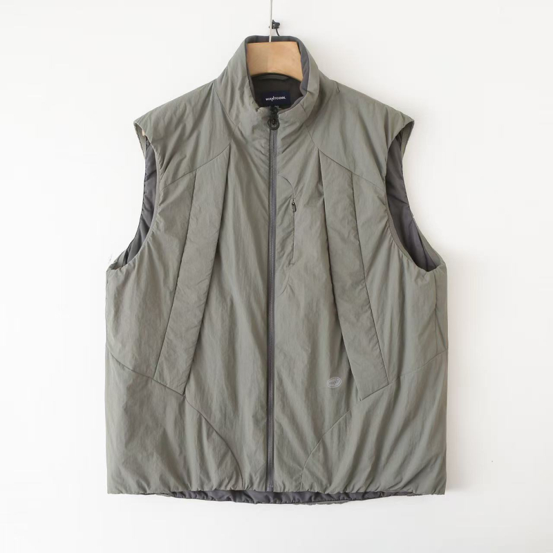 Zimska unisex puffer vesta s stojećim ovratnikom, slobodan kroj, vanjski materijal poliester, punilo poliester, podstava poliester, srednja duljina, bočni džepovi