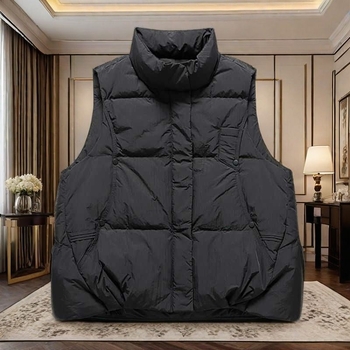 Sieviešu veste no poliesteru ar poliester-kokvilnas pildījumu, stāvošs kakls, rāvējslēdzējs, garums 50–65 cm