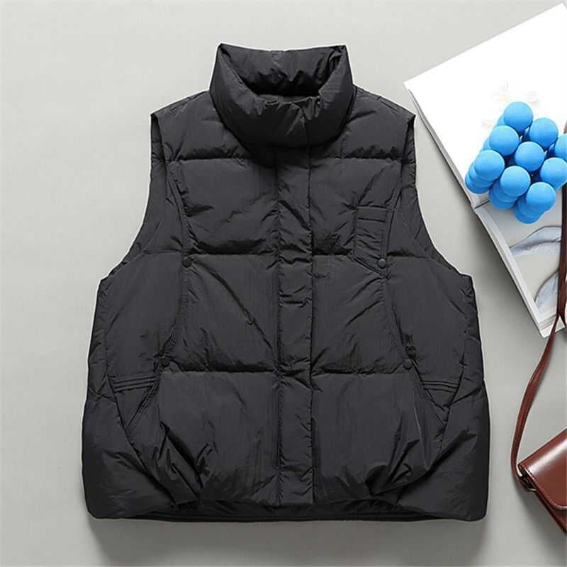 Sieviešu veste no poliesteru ar poliester-kokvilnas pildījumu, stāvošs kakls, rāvējslēdzējs, garums 50–65 cm