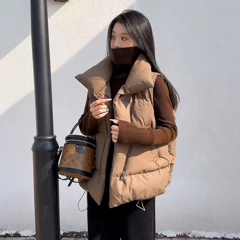 Dámska vesta z peria v kórejskom štýle so stojacim golierom, krátka, s výplňou z bielych kačacích perí, zips, voľný strih