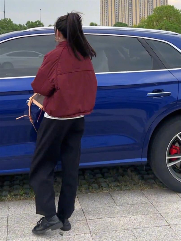 Ženski kratki kaput s pamučnim punjenjem, stojeći ovratnik, redovna duljina 50–65 cm, jednostruko kopčanje.