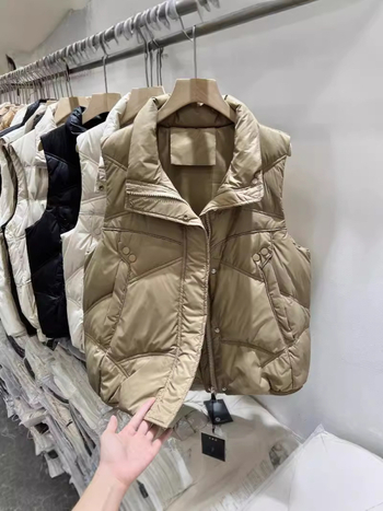 Dámska vesta s výplňou z páperia a bavlny, stojací golier, zips, polyester, stredná dĺžka (50–65 cm)