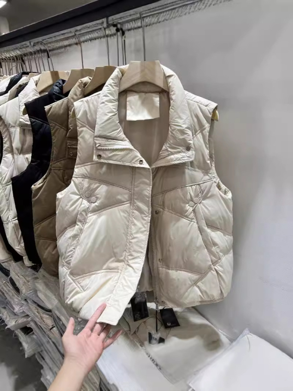 Dámska vesta s výplňou z páperia a bavlny, stojací golier, zips, polyester, stredná dĺžka (50–65 cm)