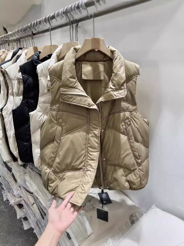 Dámska vesta s výplňou z páperia a bavlny, stojací golier, zips, polyester, stredná dĺžka (50–65 cm)