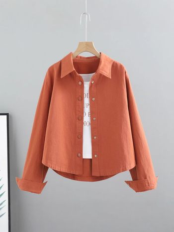 Moteriška džinsinė striukė, laisvas kirpimas, ilgos rankovės, polo apykaklė, ilgis 50–65 cm, japonų-korejiečių laisvas stilius