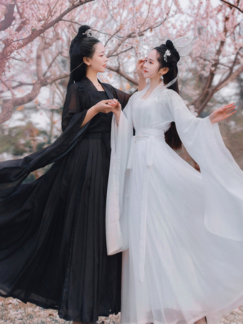 Hanfu set: preklopni ovratnik, top do struka s velikim rukavima i širokom suknjom, crno-bijeli, ljetni eterični zen dojam; vezenje na smjesi kemijskih vlakana, glavni udio spandex 90–95%; pogodna za Hanfu; proljeće 2021.