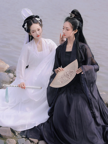 Hanfu set: preklopni ovratnik, top do struka s velikim rukavima i širokom suknjom, crno-bijeli, ljetni eterični zen dojam; vezenje na smjesi kemijskih vlakana, glavni udio spandex 90–95%; pogodna za Hanfu; proljeće 2021.