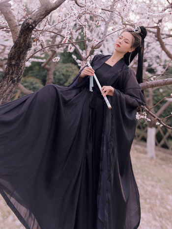 Hanfu set: preklopni ovratnik, top do struka s velikim rukavima i širokom suknjom, crno-bijeli, ljetni eterični zen dojam; vezenje na smjesi kemijskih vlakana, glavni udio spandex 90–95%; pogodna za Hanfu; proljeće 2021.