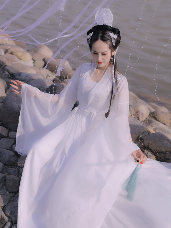 Hanfu set: preklopni ovratnik, top do struka s velikim rukavima i širokom suknjom, crno-bijeli, ljetni eterični zen dojam; vezenje na smjesi kemijskih vlakana, glavni udio spandex 90–95%; pogodna za Hanfu; proljeće 2021.
