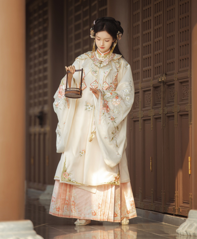 Hanfu komplet: Ming stil suknja s teškom vezom, ramena s oblacima, košulja s stojećim ovratnikom, proljeće-jesen model (Namjena: Hanfu; Tkanina: poliester; Glavni materijal: poliester; Sezona: proljeće 2023; Sadržaj glavnog materijala: ispod 30%)