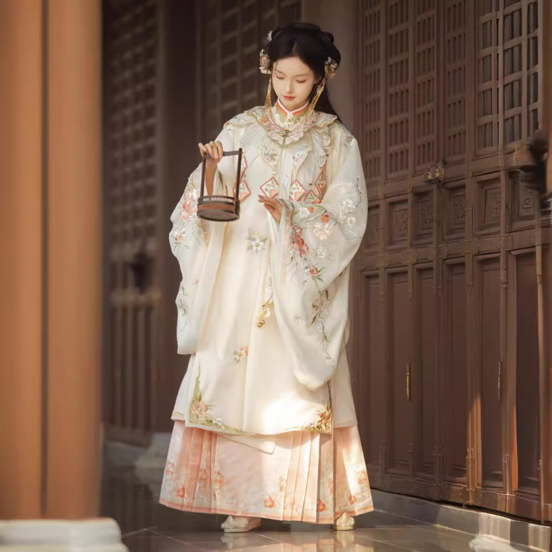 Hanfu komplet: Ming stil suknja s teškom vezom, ramena s oblacima, košulja s stojećim ovratnikom, proljeće-jesen model (Namjena: Hanfu; Tkanina: poliester; Glavni materijal: poliester; Sezona: proljeće 2023; Sadržaj glavnog materijala: ispod 30%)