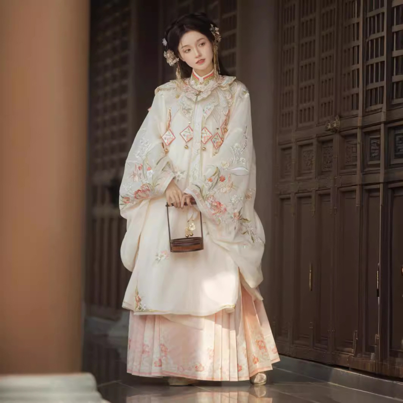 Hanfu komplet: Ming stil suknja s teškom vezom, ramena s oblacima, košulja s stojećim ovratnikom, proljeće-jesen model (Namjena: Hanfu; Tkanina: poliester; Glavni materijal: poliester; Sezona: proljeće 2023; Sadržaj glavnog materijala: ispod 30%)