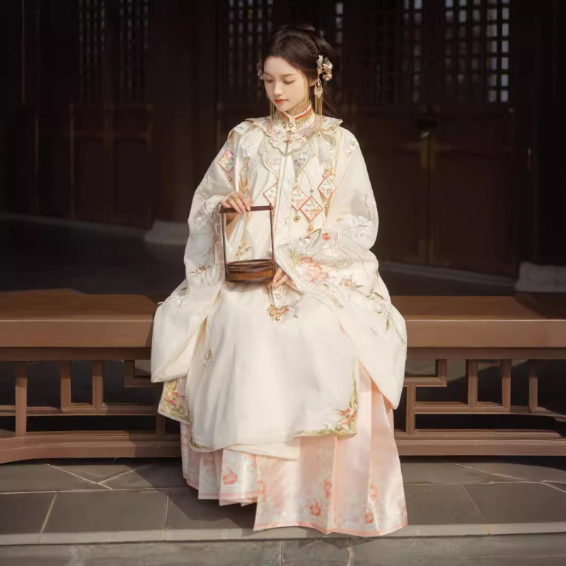 Hanfu komplet: Ming stil suknja s teškom vezom, ramena s oblacima, košulja s stojećim ovratnikom, proljeće-jesen model (Namjena: Hanfu; Tkanina: poliester; Glavni materijal: poliester; Sezona: proljeće 2023; Sadržaj glavnog materijala: ispod 30%)