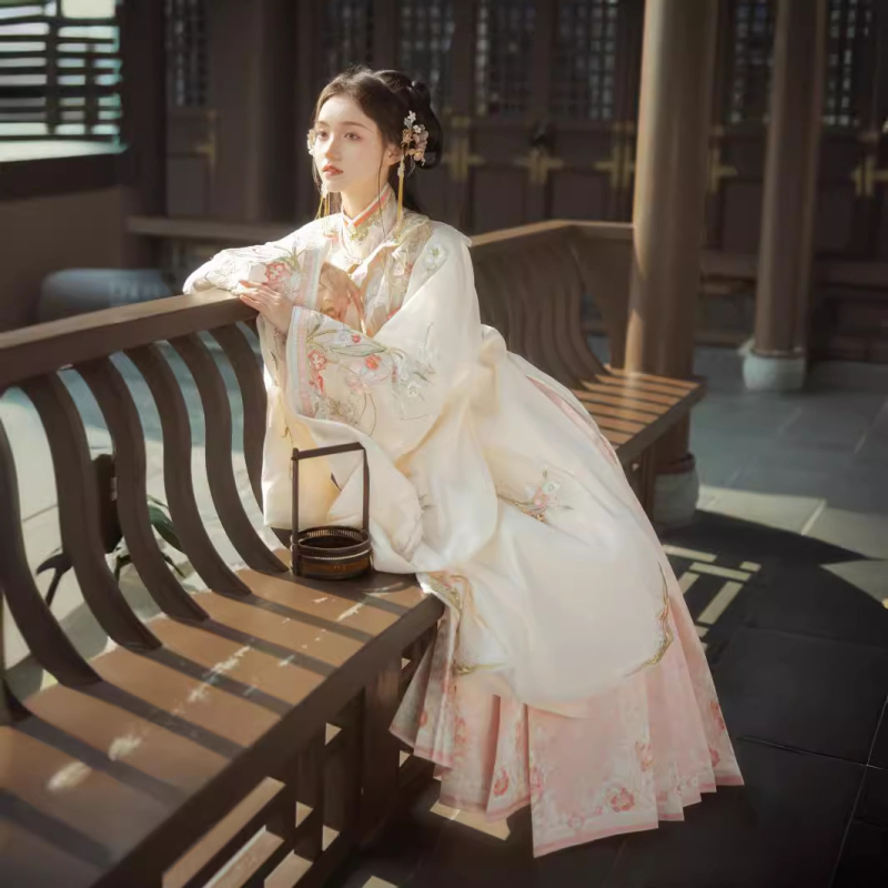 Hanfu komplet: Ming stil suknja s teškom vezom, ramena s oblacima, košulja s stojećim ovratnikom, proljeće-jesen model (Namjena: Hanfu; Tkanina: poliester; Glavni materijal: poliester; Sezona: proljeće 2023; Sadržaj glavnog materijala: ispod 30%)