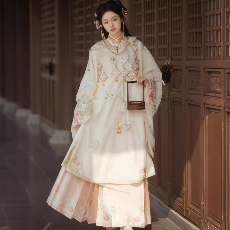 Hanfu komplet: Ming stil suknja s teškom vezom, ramena s oblacima, košulja s stojećim ovratnikom, proljeće-jesen model (Namjena: Hanfu; Tkanina: poliester; Glavni materijal: poliester; Sezona: proljeće 2023; Sadržaj glavnog materijala: ispod 30%)