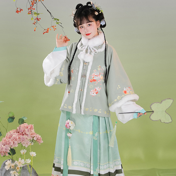 Hanfu súprava, Ming štý Guofeng s prekríženým golierom a historickou sukňou, fleece podšívka a zhustený dizajn, polyesterová tkanina, jesenná-zimná súprava, jar 2023 (Polyesterová vlákna; fleece podšívka; prekrížený golier; jeseň-zima; jar 2023)