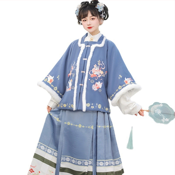 Hanfu súprava, Ming štý Guofeng s prekríženým golierom a historickou sukňou, fleece podšívka a zhustený dizajn, polyesterová tkanina, jesenná-zimná súprava, jar 2023 (Polyesterová vlákna; fleece podšívka; prekrížený golier; jeseň-zima; jar 2023)