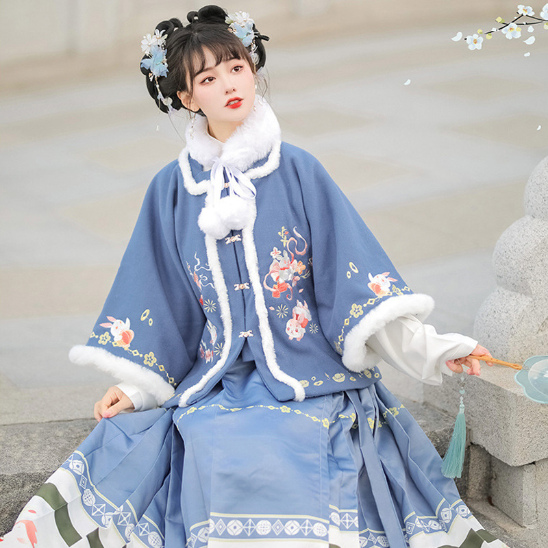 Hanfu súprava, Ming štý Guofeng s prekríženým golierom a historickou sukňou, fleece podšívka a zhustený dizajn, polyesterová tkanina, jesenná-zimná súprava, jar 2023 (Polyesterová vlákna; fleece podšívka; prekrížený golier; jeseň-zima; jar 2023)
