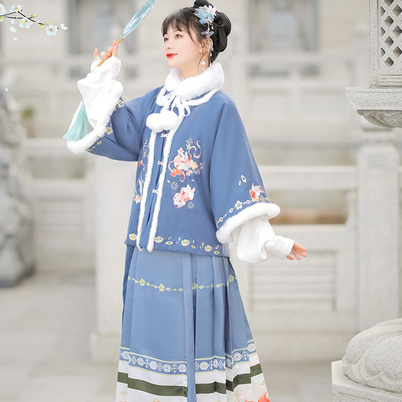 Hanfu súprava, Ming štý Guofeng s prekríženým golierom a historickou sukňou, fleece podšívka a zhustený dizajn, polyesterová tkanina, jesenná-zimná súprava, jar 2023 (Polyesterová vlákna; fleece podšívka; prekrížený golier; jeseň-zima; jar 2023)