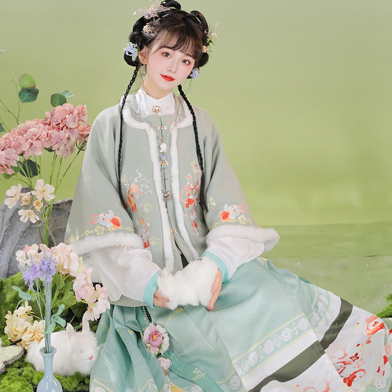 Hanfu súprava, Ming štý Guofeng s prekríženým golierom a historickou sukňou, fleece podšívka a zhustený dizajn, polyesterová tkanina, jesenná-zimná súprava, jar 2023 (Polyesterová vlákna; fleece podšívka; prekrížený golier; jeseň-zima; jar 2023)