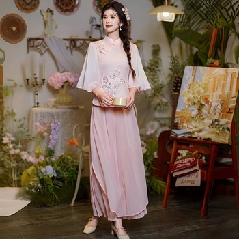 Hanfu v čínskej elegancii, dvojdielna súprava: top s stojacim golierom, šikmý golier, výšivka na zapínaní, top s polovičnými rukávmi a spodná časť