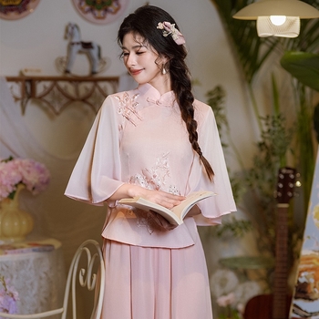 Hanfu v čínskej elegancii, dvojdielna súprava: top s stojacim golierom, šikmý golier, výšivka na zapínaní, top s polovičnými rukávmi a spodná časť