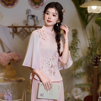 Hanfu v čínskej elegancii, dvojdielna súprava: top s stojacim golierom, šikmý golier, výšivka na zapínaní, top s polovičnými rukávmi a spodná časť