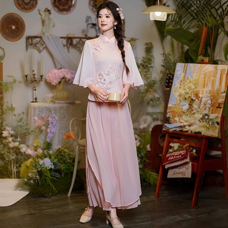 Hanfu v čínskej elegancii, dvojdielna súprava: top s stojacim golierom, šikmý golier, výšivka na zapínaní, top s polovičnými rukávmi a spodná časť