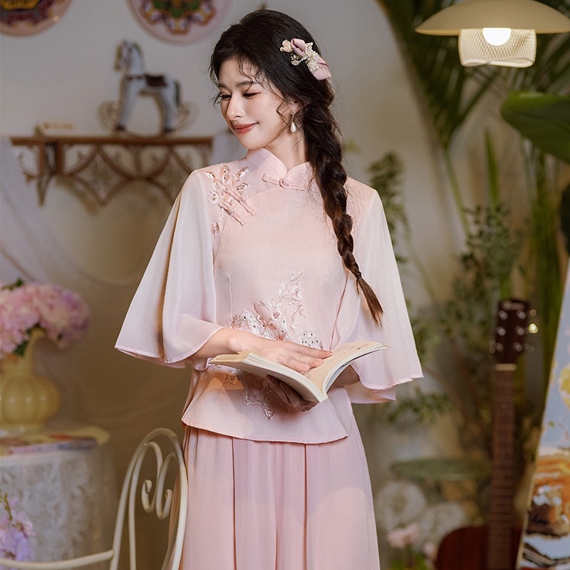 Hanfu v čínskej elegancii, dvojdielna súprava: top s stojacim golierom, šikmý golier, výšivka na zapínaní, top s polovičnými rukávmi a spodná časť