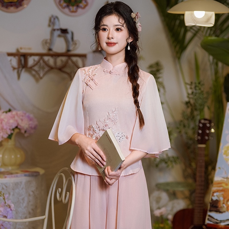 Hanfu v čínskej elegancii, dvojdielna súprava: top s stojacim golierom, šikmý golier, výšivka na zapínaní, top s polovičnými rukávmi a spodná časť