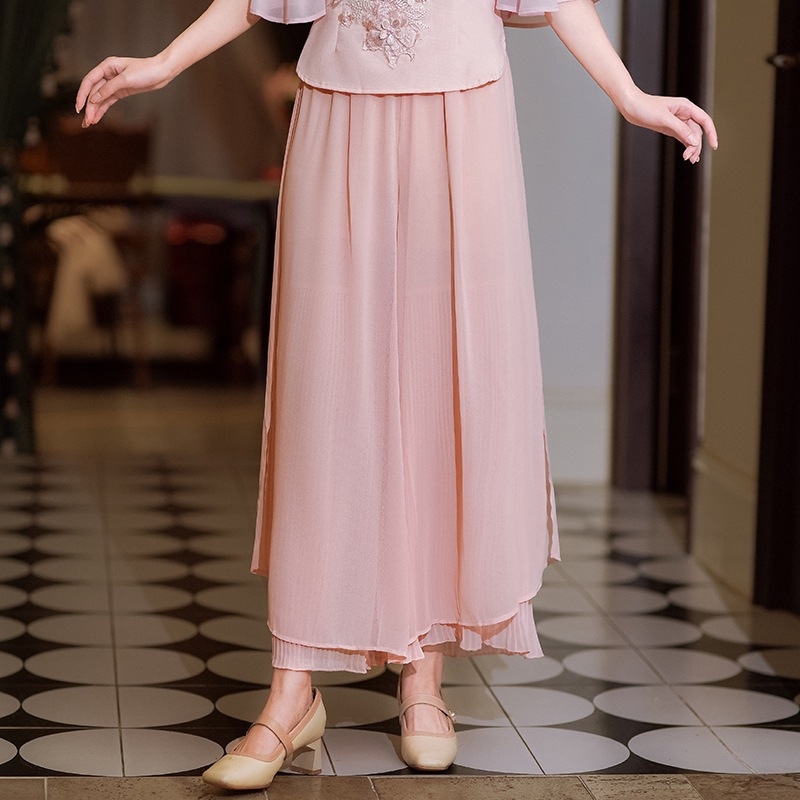 Hanfu v čínskej elegancii, dvojdielna súprava: top s stojacim golierom, šikmý golier, výšivka na zapínaní, top s polovičnými rukávmi a spodná časť