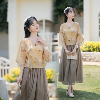 Hanfu dvojdielny set: top s V- výstrihom a šifónová sukňa s potlačou, digitálna tlač, polyester 50–70%, jar 2025.