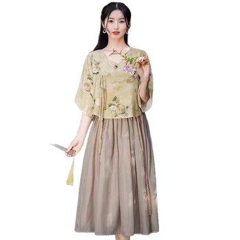 Hanfu dvojdielny set: top s V- výstrihom a šifónová sukňa s potlačou, digitálna tlač, polyester 50–70%, jar 2025.