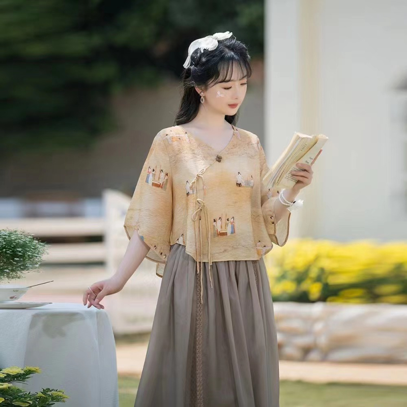 Hanfu dvojdielny set: top s V- výstrihom a šifónová sukňa s potlačou, digitálna tlač, polyester 50–70%, jar 2025.