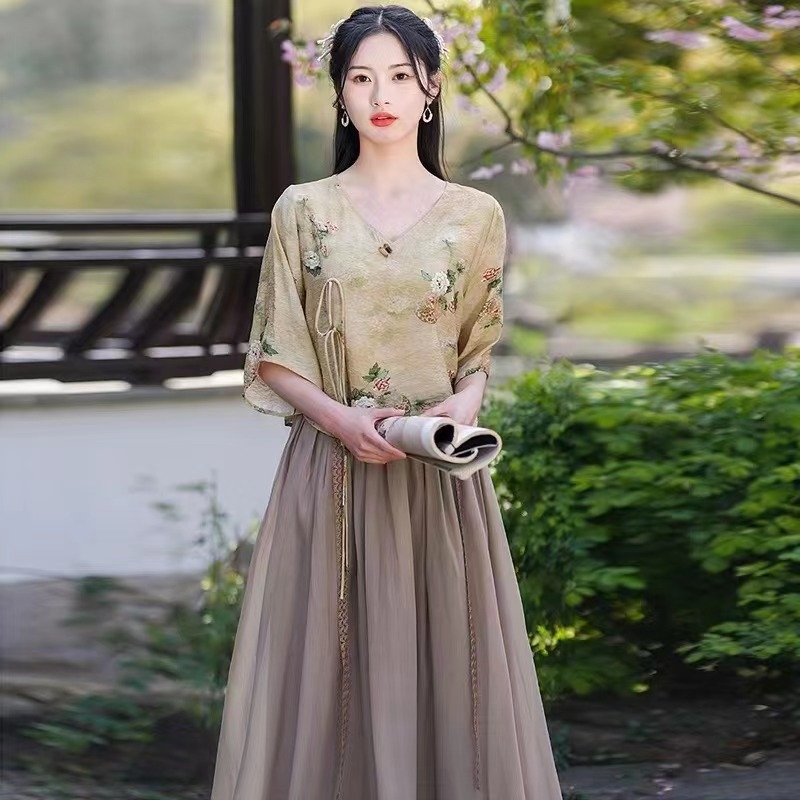 Hanfu dvojdielny set: top s V- výstrihom a šifónová sukňa s potlačou, digitálna tlač, polyester 50–70%, jar 2025.