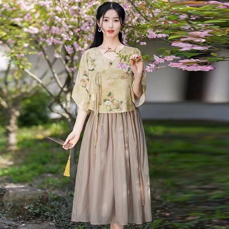 Hanfu dvojdielny set: top s V- výstrihom a šifónová sukňa s potlačou, digitálna tlač, polyester 50–70%, jar 2025.