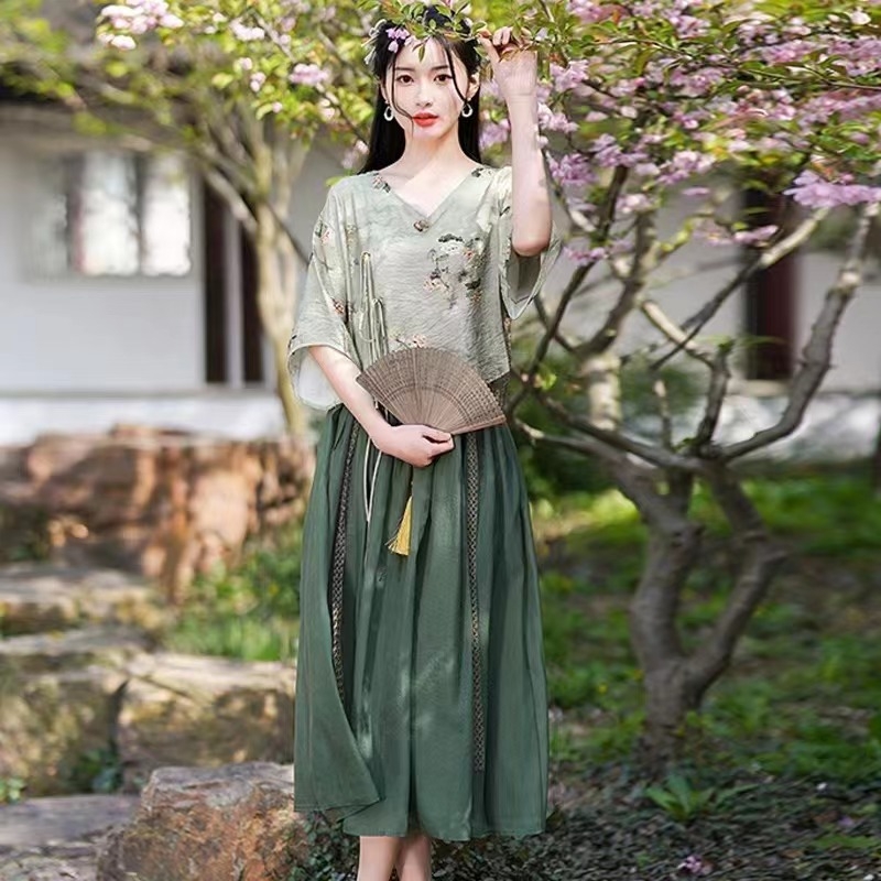 Hanfu dvojdielny set: top s V- výstrihom a šifónová sukňa s potlačou, digitálna tlač, polyester 50–70%, jar 2025.