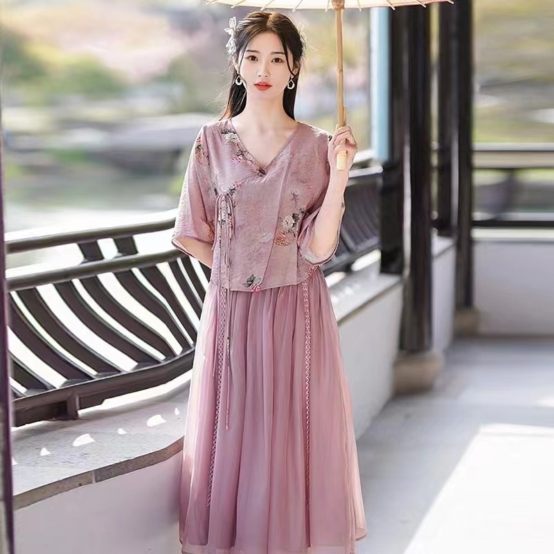 Hanfu dvojdielny set: top s V- výstrihom a šifónová sukňa s potlačou, digitálna tlač, polyester 50–70%, jar 2025.