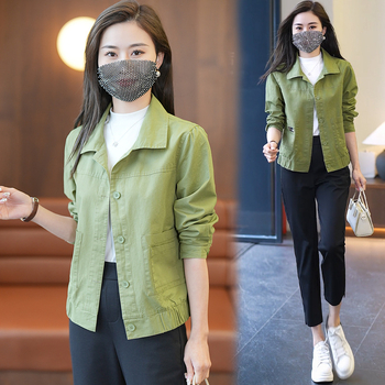 Moteriška medvilninė džinsinė striukė — laisvas kirpimas, apykaklė su reveru, ilgomis rankovėmis, vieno įrišimo užsegimas, 90–95% medvilnė