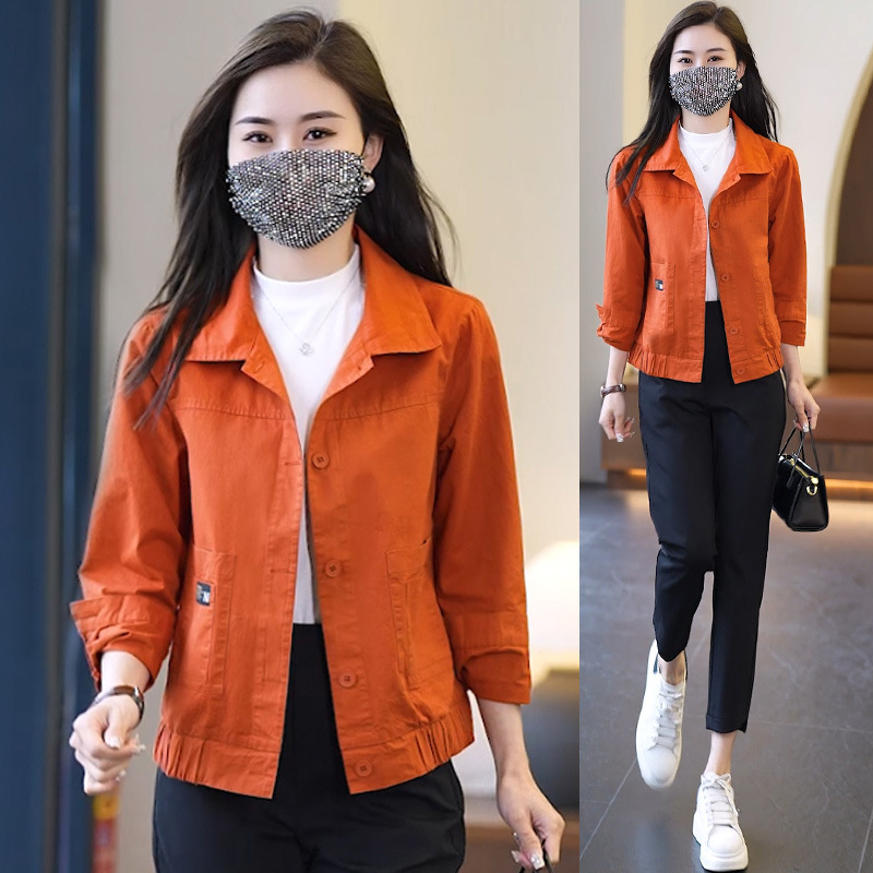 Moteriška medvilninė džinsinė striukė — laisvas kirpimas, apykaklė su reveru, ilgomis rankovėmis, vieno įrišimo užsegimas, 90–95% medvilnė