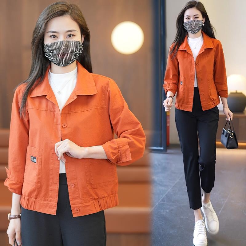 Moteriška medvilninė džinsinė striukė — laisvas kirpimas, apykaklė su reveru, ilgomis rankovėmis, vieno įrišimo užsegimas, 90–95% medvilnė