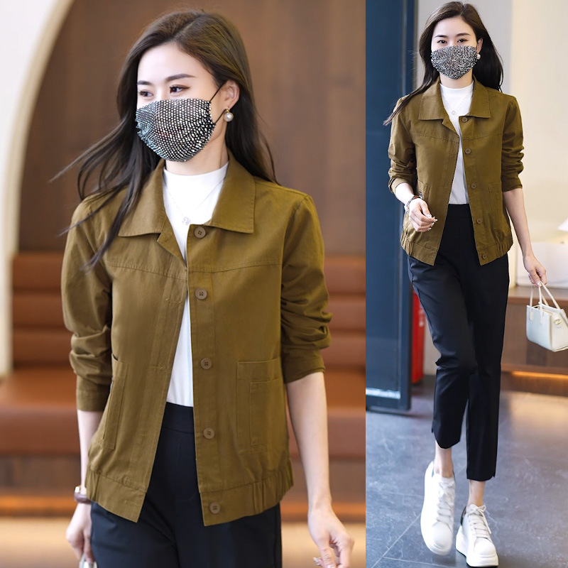 Moteriška medvilninė džinsinė striukė — laisvas kirpimas, apykaklė su reveru, ilgomis rankovėmis, vieno įrišimo užsegimas, 90–95% medvilnė