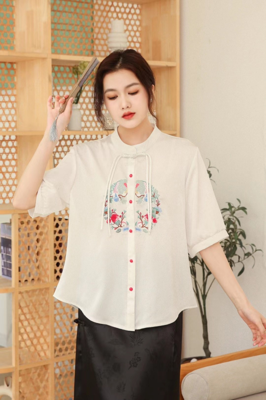 Izvezeni Tencel top, udoban kroj, okrugli izrez, kratkih rukava