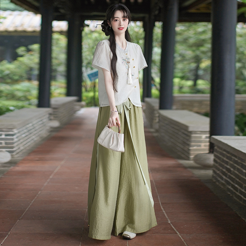 Комплект с бродирано сако в китайски стил и широки панталони, хански елементи, плат: памучна прежда; основна тъкан: памук; съдържание на памук 30–50%