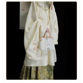 Hanfu set: izvezeni top s stojećim ovratnikom i oblačnim ramenima, suknja tipa horse-face; glavni materijal poliester 70–80%, sekundarni ispod 30%, jesensko-zimski Ming stil