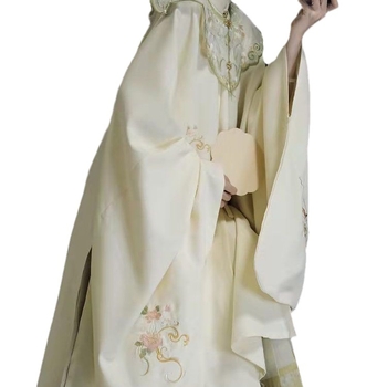 Hanfu set: izvezeni top s stojećim ovratnikom i oblačnim ramenima, suknja tipa horse-face; glavni materijal poliester 70–80%, sekundarni ispod 30%, jesensko-zimski Ming stil
