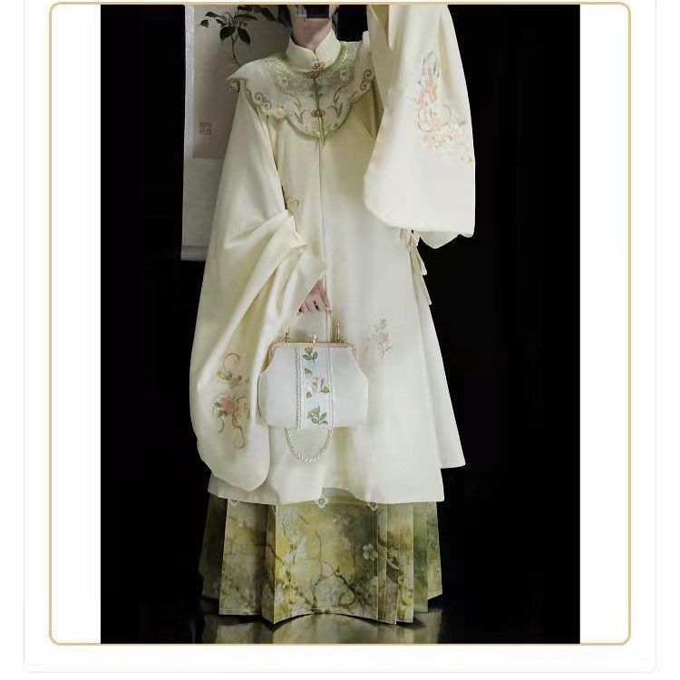 Hanfu set: izvezeni top s stojećim ovratnikom i oblačnim ramenima, suknja tipa horse-face; glavni materijal poliester 70–80%, sekundarni ispod 30%, jesensko-zimski Ming stil